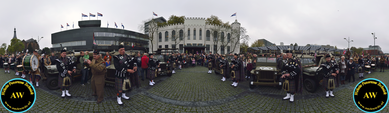 invasie van oude militaire voertuigen op Willemsplein 