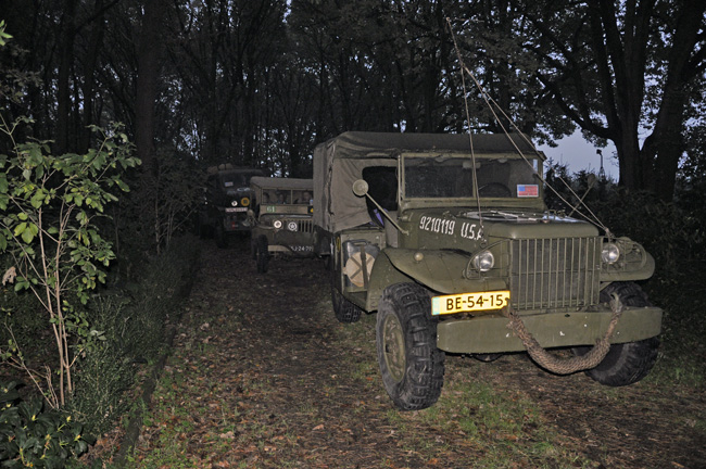 Dodge, Jeep Little Helen, MG vrachtwagen verborgen onder de bomen