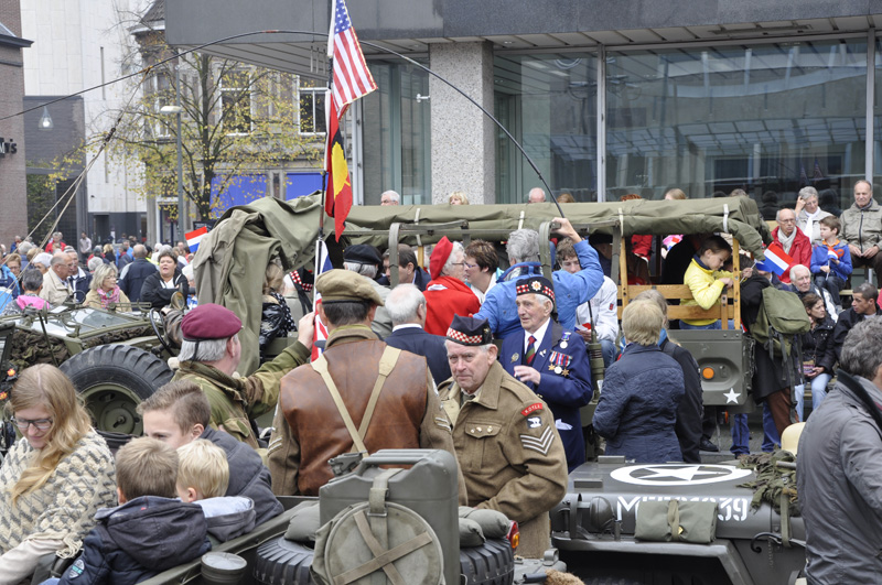 Oude Militaire voertuigen, invasie Willemsplein Tilburg